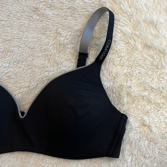 Calvin Klein Wirefree Bra Black size Small Comfortable Microfiber Soft - Picture 2 of 7